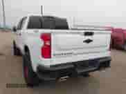 2024 Chevrolet Silverado 1500 LT Trail Boss z VIN 3GCUDFE81RG231196, wystawiony jako IAAI lot #41242013 z przebiegiem 14 747 mil mil oraz . Historia ofert i sprzedaży dostępna na DreamBid. Obrazek 3.