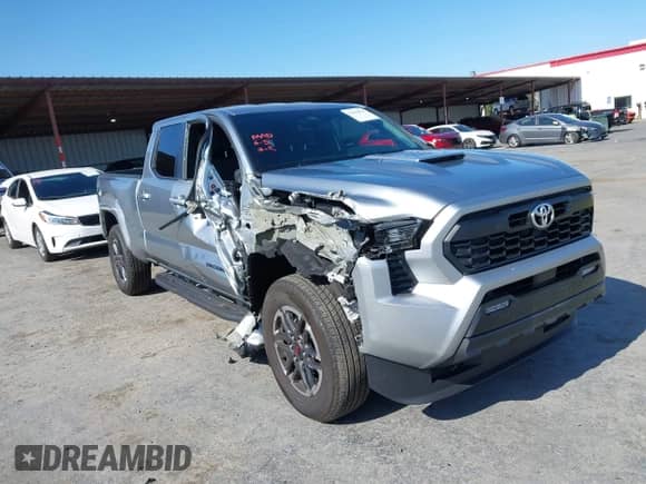 2024 Toyota Tacoma SR5 z VIN 3TMLB5JN5RM039515, wystawiony jako IAAI lot #42416031 z przebiegiem 10 900 mil mil oraz . Historia ofert i sprzedaży dostępna na DreamBid. Obrazek 1.