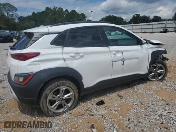 2022 Hyundai Kona SEL z VIN KM8K62AB8NU905598, wystawiony jako Copart lot #68595645 z przebiegiem 36 923 mil mil oraz Nie do naprawy • Non repairable. Historia ofert i sprzedaży dostępna na DreamBid. Obrazek 3.