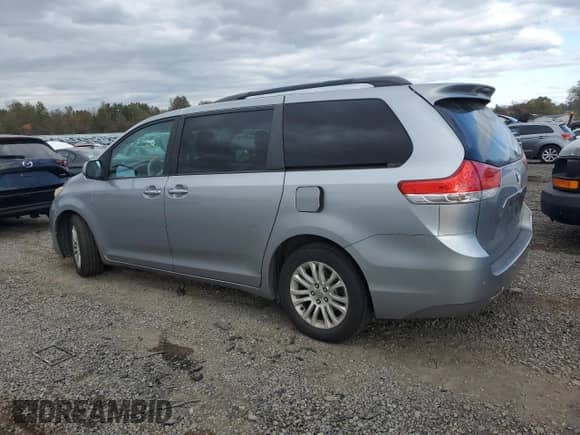 2011 Toyota Sienna XLE AAS with VIN 5TDYK3DC2BS086656, listed as a Copart auction lot 87178445 with 152,522 mi miles and Clean title. Bid and sale history available at DreamBid. Image 2.