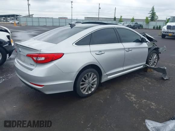 2015 Hyundai Sonata Sport z VIN 5NPE34AF5FH062478, wystawiony jako IAAI lot #42122104 z przebiegiem 106 860 mil mil oraz . Historia ofert i sprzedaży dostępna na DreamBid. Obrazek 4.