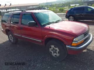 2001 Chevrolet Blazer LT z VIN 1GNDT13W11K266056, wystawiony jako IAAI lot #42171109 z przebiegiem 144 557 mil mil oraz . Historia ofert i sprzedaży dostępna na DreamBid. Obrazek 1.