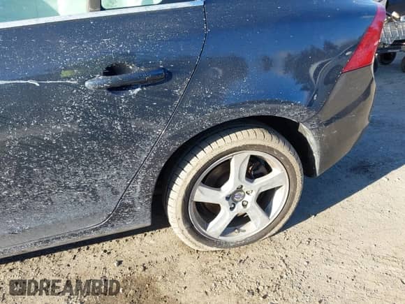 2013 Volvo S60 T5 с VIN YV1612FH3D2204716, выставлен на аукционе IAAI как лот 41002775 с пробегом 105 916 миль миль и . История ставок и продаж доступна на DreamBid. Изображение 12.