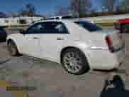 2012 Chrysler 300 C Luxury Series z VIN 2C3CCAPT8CH238046, wystawiony jako Copart lot #79727884 z przebiegiem 195 968 mil mil oraz Szkoda całkowita • Salvage title. Historia ofert i sprzedaży dostępna na DreamBid. Obrazek 2.