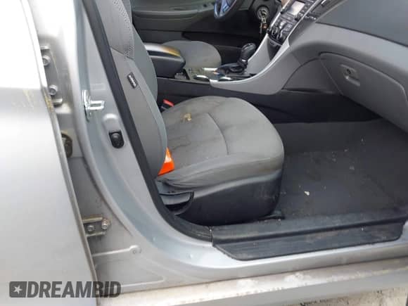 2014 Hyundai Sonata GLS z VIN 5NPEB4AC6EH847017, wystawiony jako IAAI lot #41970290 z przebiegiem 149 653 mil mil oraz . Historia ofert i sprzedaży dostępna na DreamBid. Obrazek 5.