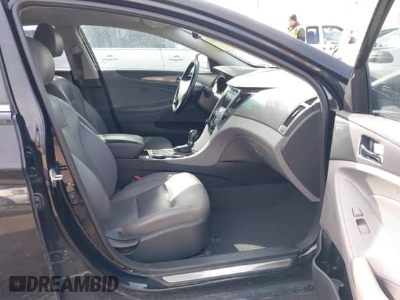 2013 Hyundai Sonata Limited z VIN KMHEC4A43DA097471, wystawiony jako IAAI lot #41647269 z przebiegiem 175 746 mil mil oraz . Historia ofert i sprzedaży dostępna na DreamBid. Obrazek 5.