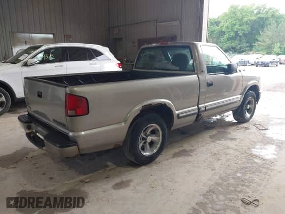 2000 Chevrolet S-10 with VIN 1GCCS1456YK216812, listed as a IAAI auction lot 42415618 with 140,861 mi miles and . Bid and sale history available at DreamBid. Image 4.