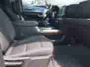 2022 Chevrolet Silverado 1500 RST z VIN 1GCUDEET6NZ610302, wystawiony jako IAAI lot #42176569 z przebiegiem 113 137 mil mil oraz . Historia ofert i sprzedaży dostępna na DreamBid. Obrazek 5.