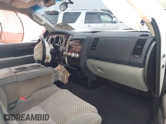 2012 Toyota Tundra z VIN 5TFRU5F17CX027958, wystawiony jako IAAI lot #42690061 z przebiegiem 228 438 mil mil oraz . Historia ofert i sprzedaży dostępna na DreamBid. Obrazek 5.