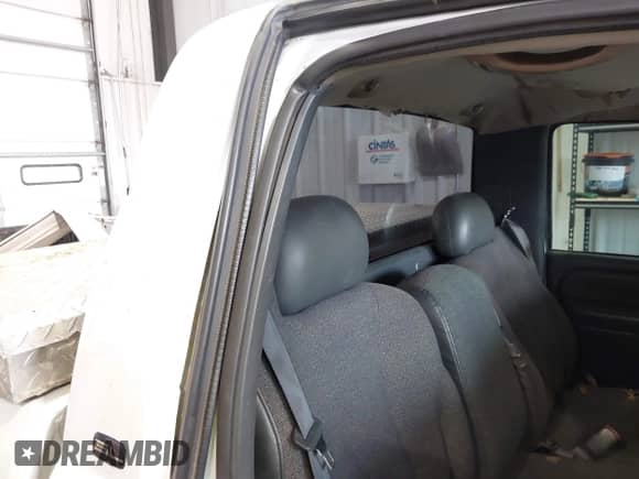 1999 GMC Sierra 1500 SL z VIN 1GTEC14V7XE850553, wystawiony jako IAAI lot #42751151 z przebiegiem 308 861 mil mil oraz . Historia ofert i sprzedaży dostępna na DreamBid. Obrazek 8.
