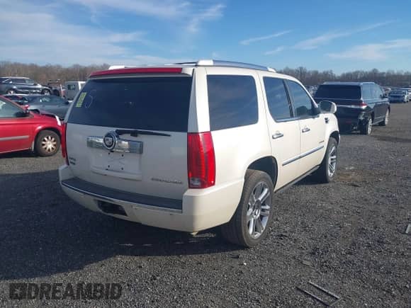 2011 Cadillac Escalade Premium z VIN 1GYS3CEF0BR257196, wystawiony jako IAAI lot #41649629 z przebiegiem 250 938 mil mil oraz . Historia ofert i sprzedaży dostępna na DreamBid. Obrazek 4.
