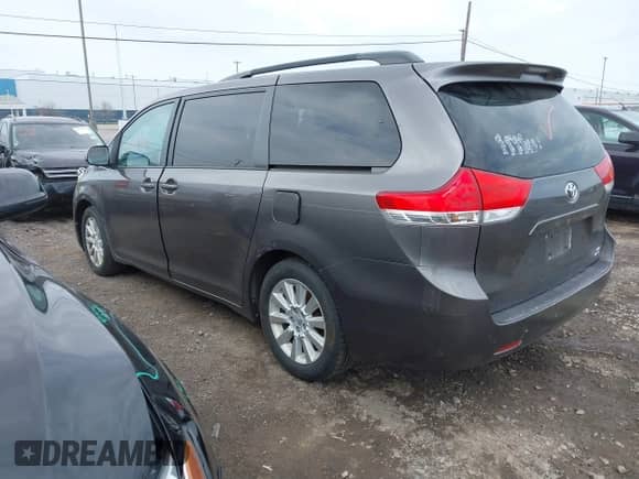 2014 Toyota Sienna LE z VIN 5TDJK3DC2ES076716, wystawiony jako IAAI lot #42138398 z przebiegiem 175 442 mil mil oraz . Historia ofert i sprzedaży dostępna na DreamBid. Obrazek 3.