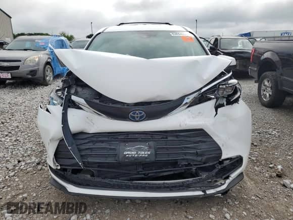 2024 Toyota Sienna LE z VIN 5TDKRKEC9RS182546, wystawiony jako Copart lot #68087985 z przebiegiem 53 431 mil mil oraz Szkoda całkowita • Salvage title. Historia ofert i sprzedaży dostępna na DreamBid. Obrazek 5.