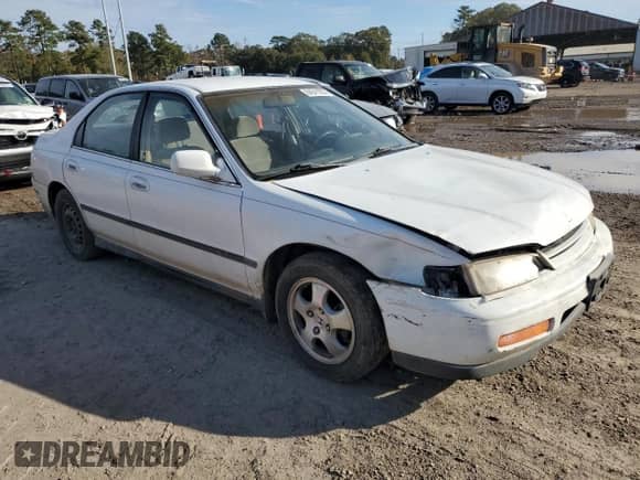 1994 Honda Accord LX z VIN 1HGCD5639RA083324, wystawiony jako Copart lot #84541054 z przebiegiem 175 409 mil mil oraz Szkoda całkowita • Salvage title. Historia ofert i sprzedaży dostępna na DreamBid. Obrazek 4.