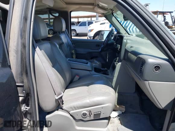 2004 Chevrolet Suburban LS z VIN 3GNGK26U94G237545, wystawiony jako IAAI lot #42331246 z przebiegiem 373 569 mil mil oraz . Historia ofert i sprzedaży dostępna na DreamBid. Obrazek 5.