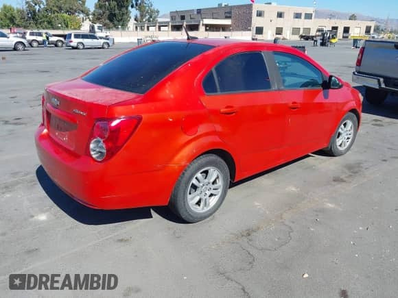 2012 Chevrolet Sonic LS с VIN 1G1JA5SH6C4225157, выставлен на аукционе IAAI как лот 43207631 с пробегом 171 805 миль миль и . История ставок и продаж доступна на DreamBid. Изображение 4.