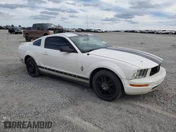 2008 Ford Mustang Deluxe z VIN 1ZVHT80N985173886, wystawiony jako Copart lot #70254335 z przebiegiem 206 558 mil mil oraz Szkoda całkowita • Salvage title. Historia ofert i sprzedaży dostępna na DreamBid. Obrazek 4.