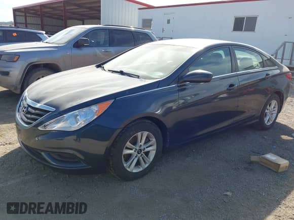 2013 Hyundai Sonata GLS z VIN 5NPEB4AC2DH769012, wystawiony jako IAAI lot #43358401 z przebiegiem 133 123 mil mil oraz . Historia ofert i sprzedaży dostępna na DreamBid. Obrazek 2.