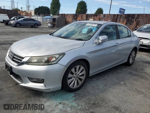 2013 Honda Accord EX-L with VIN 1HGCR2F82DA136109, listed as a Copart auction lot 82430815 with 271,502 mi miles and Salvage title. Bid and sale history available at DreamBid. Image 1.