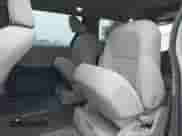 2017 Toyota Sienna L z VIN 5TDZZ3DC2HS800102, wystawiony jako IAAI lot #42151872 z przebiegiem 182 675 mil mil oraz . Historia ofert i sprzedaży dostępna na DreamBid. Obrazek 8.