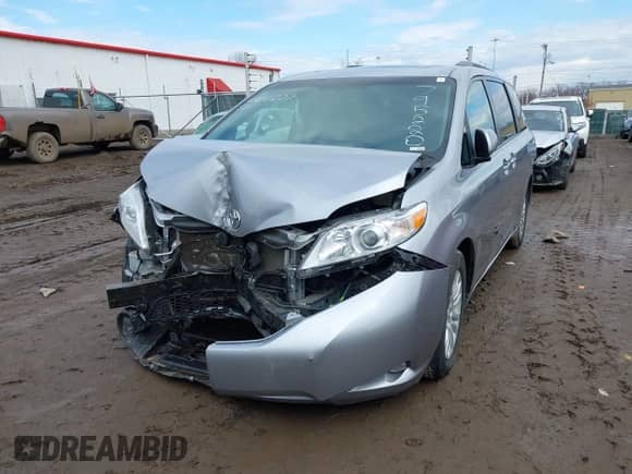 2017 Toyota Sienna XLE Auto Access Seat z VIN 5TDYZ3DC9HS795220, wystawiony jako IAAI lot #41641227 z przebiegiem 86 336 mil mil oraz . Historia ofert i sprzedaży dostępna na DreamBid. Obrazek 6.