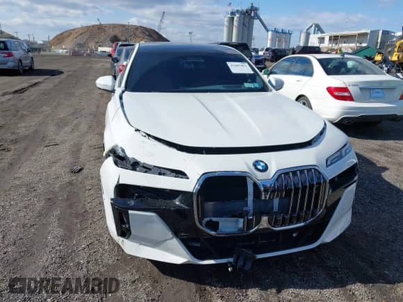 2024 BMW 7 Series 740i xDrive с VIN WBA33EH08RCR21090, выставлен на аукционе IAAI как лот 41485451 с пробегом 3 632 миль миль и . История ставок и продаж доступна на DreamBid. Изображение 12.
