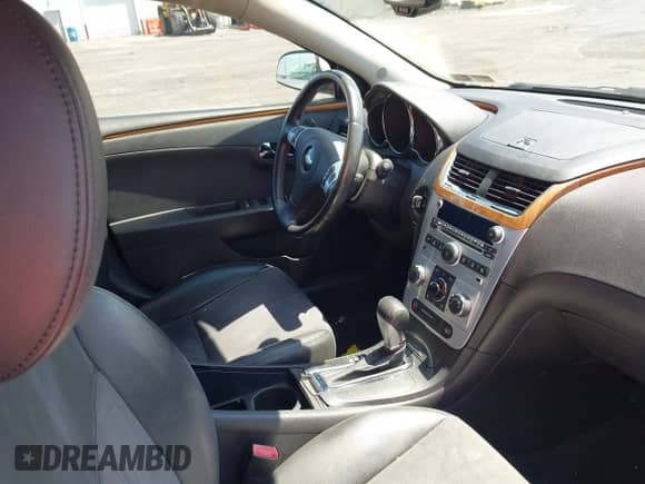 2010 Chevrolet Malibu 2LT z VIN 1G1ZD5EB7A4152458, wystawiony jako IAAI lot #42813430 z przebiegiem 115 225 mil mil oraz . Historia ofert i sprzedaży dostępna na DreamBid. Obrazek 5.