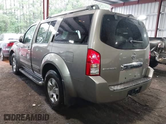 2005 Nissan Pathfinder LE z VIN 5N1AR18U55C706261, wystawiony jako IAAI lot #42612835 z przebiegiem 205 566 mil mil oraz . Historia ofert i sprzedaży dostępna na DreamBid. Obrazek 3.