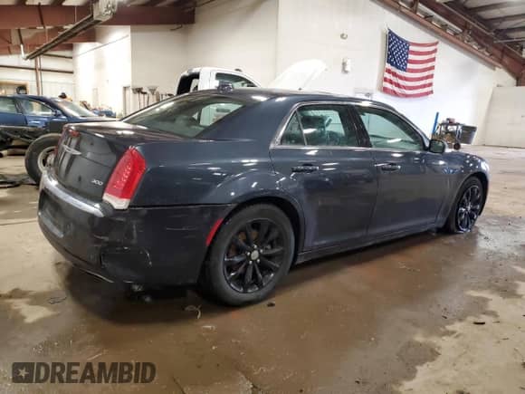 2016 Chrysler 300 Limited z VIN 2C3CCARG4GH358464, wystawiony jako Copart lot #43328695 z przebiegiem 74 923 mil mil oraz Czysty tytuł • Clean title. Historia ofert i sprzedaży dostępna na DreamBid. Obrazek 3.