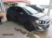 2013 Chevrolet Sonic RS z VIN 1G1JH6SB1D4172981, wystawiony jako IAAI lot #41474321 z przebiegiem 190 309 mil mil oraz . Historia ofert i sprzedaży dostępna na DreamBid. Obrazek 1.