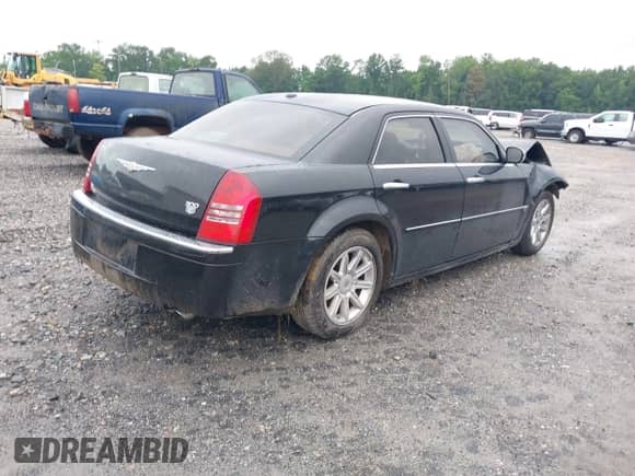 2006 Chrysler 300 C z VIN 2C3KA63H26H532451, wystawiony jako IAAI lot #42471444 z przebiegiem 119 217 mil mil oraz . Historia ofert i sprzedaży dostępna na DreamBid. Obrazek 4.