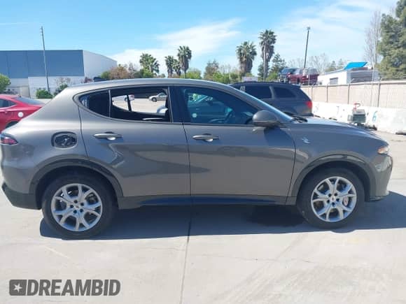 2024 Dodge Hornet R/T z VIN ZACPDFCW9R3A33003, wystawiony jako IAAI lot #42021334 z przebiegiem 31 154 mil mil oraz . Historia ofert i sprzedaży dostępna na DreamBid. Obrazek 13.