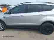 2018 Ford Escape SE z VIN 1FMCU9GD9JUC78285, wystawiony jako IAAI lot #43092402 z przebiegiem 111 326 mil mil oraz . Historia ofert i sprzedaży dostępna na DreamBid. Obrazek 14.