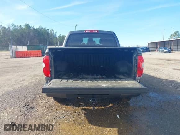 2017 Toyota Tundra Platinum с VIN 5TFAY5F15HX627757, выставлен на аукционе IAAI как лот 41155707 с пробегом 90 675 миль миль и . История ставок и продаж доступна на DreamBid. Изображение 16.