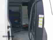 2012 Ford Econoline Cargo Commercial z VIN 1FTNE1EWXCDB13624, wystawiony jako IAAI lot #42801399 z przebiegiem 60 460 mil mil oraz . Historia ofert i sprzedaży dostępna na DreamBid. Obrazek 8.