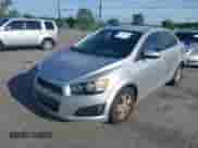 2014 Chevrolet Sonic LT z VIN 1G1JC5SH0E4165700, wystawiony jako IAAI lot #42946831 z przebiegiem 151 308 mil mil oraz . Historia ofert i sprzedaży dostępna na DreamBid. Obrazek 2.