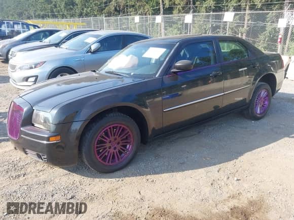 2008 Chrysler 300 Touring с VIN 2C3KA53G18H108778, выставлен на аукционе IAAI как лот 43138155 с пробегом 195 905 миль миль и . История ставок и продаж доступна на DreamBid. Изображение 2.