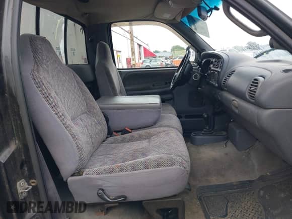 1998 Dodge 1500 z VIN 1B7HF16Z9WS508767, wystawiony jako IAAI lot #42580046 z przebiegiem 181 738 mil mil oraz . Historia ofert i sprzedaży dostępna na DreamBid. Obrazek 8.