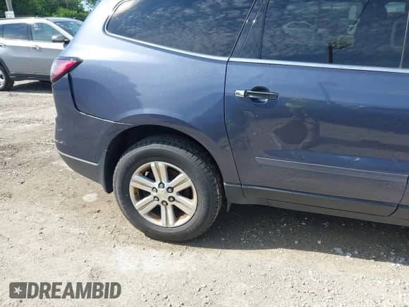 2014 Chevrolet Traverse LT z VIN 1GNKRGKD9EJ317081, wystawiony jako IAAI lot #42772549 z przebiegiem 213 511 mil mil oraz . Historia ofert i sprzedaży dostępna na DreamBid. Obrazek 6.