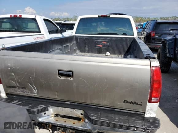 1997 Chevrolet Silverado 2500 с VIN 1GCGC24R7VZ246010, выставлен на аукционе Copart как лот 74680344 с пробегом Не указан миль и На запчасти • Non repairable. История ставок и продаж доступна на DreamBid. Изображение 6.