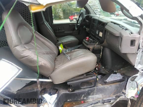 2006 Chevrolet Express Cargo z VIN 1GCHG35V461134131, wystawiony jako IAAI lot #43249817 z przebiegiem Nie podano mil oraz . Historia ofert i sprzedaży dostępna na DreamBid. Obrazek 5.