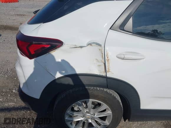 2022 Chevrolet TrailBlazer LS z VIN KL79MMS24NB139784, wystawiony jako IAAI lot #42617432 z przebiegiem 29 060 mil mil oraz . Historia ofert i sprzedaży dostępna na DreamBid. Obrazek 6.