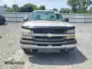 2004 Chevrolet Silverado 1500 LS z VIN 1GCEK14T64E276928, wystawiony jako Copart lot #62208835 z przebiegiem 119 235 mil mil oraz Czysty tytuł • Clean title. Historia ofert i sprzedaży dostępna na DreamBid. Obrazek 5.