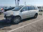 2010 Toyota Sienna XLE z VIN 5TDDK4CC8AS032007, wystawiony jako Copart lot #65611495 z przebiegiem 299 904 mil mil oraz Szkoda całkowita • Salvage title. Historia ofert i sprzedaży dostępna na DreamBid. Obrazek 1.