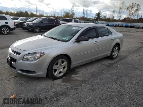 2012 Chevrolet Malibu 1LS z VIN 1G1ZB5E09CF286447, wystawiony jako Copart lot #82565885 z przebiegiem 110 793 mil mil oraz Szkoda całkowita • Salvage title. Historia ofert i sprzedaży dostępna na DreamBid. Obrazek 1.