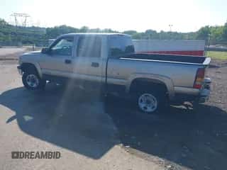 2002 Chevrolet Silverado 1500HD LS z VIN 1GCGK13U62F241428, wystawiony jako IAAI lot #42536231 z przebiegiem 215 016 mil mil oraz . Historia ofert i sprzedaży dostępna na DreamBid. Obrazek 3.