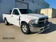 2018 Ram 1500 Tradesman z VIN 3C6JR6DT2JG122560, wystawiony jako Copart lot #66878625 z przebiegiem 171 115 mil mil oraz Czysty tytuł • Clean title. Historia ofert i sprzedaży dostępna na DreamBid. Obrazek 1.