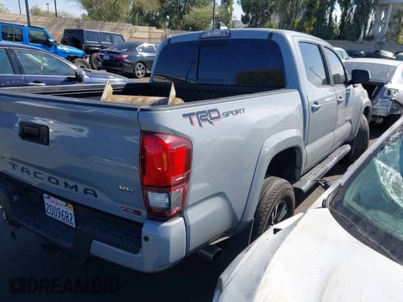 2019 Toyota Tacoma SR5 с VIN 3TMAZ5CN7KM086311, выставлен на аукционе IAAI как лот 43131255 с пробегом 33 027 миль миль и . История ставок и продаж доступна на DreamBid. Изображение 4.