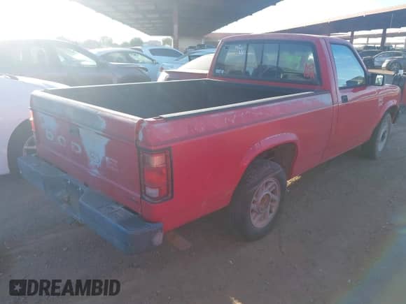 1993 Dodge Dakota S z VIN 1B7FL26X0PS210033, wystawiony jako IAAI lot #43560677 z przebiegiem 248 290 mil mil oraz . Historia ofert i sprzedaży dostępna na DreamBid. Obrazek 4.