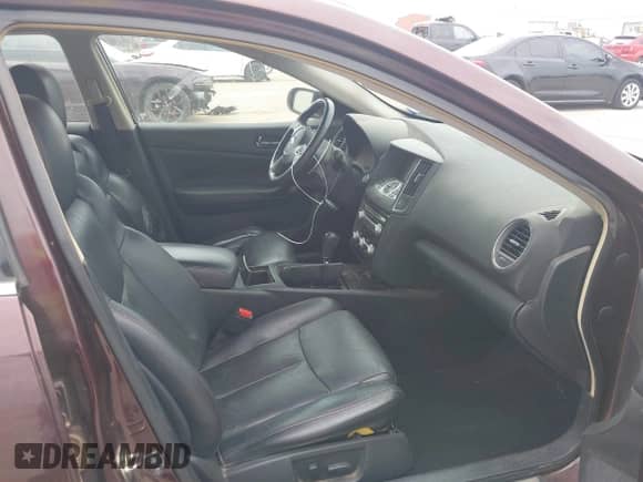 2014 Nissan Maxima SV z VIN 1N4AA5AP5EC440821, wystawiony jako IAAI lot #42648631 z przebiegiem 133 204 mil mil oraz . Historia ofert i sprzedaży dostępna na DreamBid. Obrazek 5.